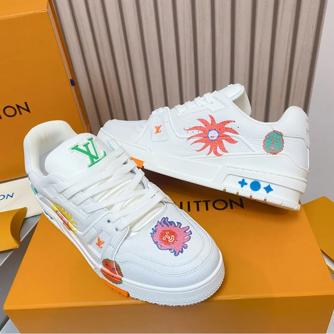 👟👟Ex-factory price 840👟👟 Lujia LV Trainer series Classic hot-selling sneakers are originally developed and heavily invested in quality building. The eye-catching innovation in the upgrading and re-engineering project. The upper is made of finely selected calf leather. Craftsmanship details: topstitching, handwritten notes. LV letters on the tongue and side. Handwritten Louis Vuitton logo on the side. Luggage tag on the side. LV on the back. U👟👟Ex-factory price cycling upcycled logo The outsole is decorated with Monogram flowers The outsole is all original T👟👟Ex-factory price U material, extremely high-grade and super wear-resistant Sixe: 35~46